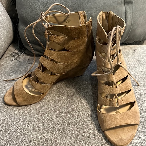 Tan suede shoes. - Picture 1 of 6